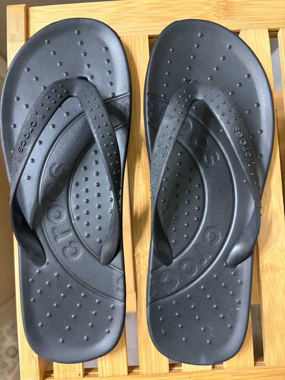 CROCS Black Classic Flip Sandals W7 M5 - Picture 4 of 4